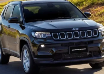 Jeep Compass preto em estrada.