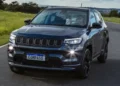 Jeep Compass 4xe híbrido plug-in em estrada com destaque para o sistema de recarga elétrica.
