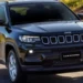 Jeep Compass preto em estrada.