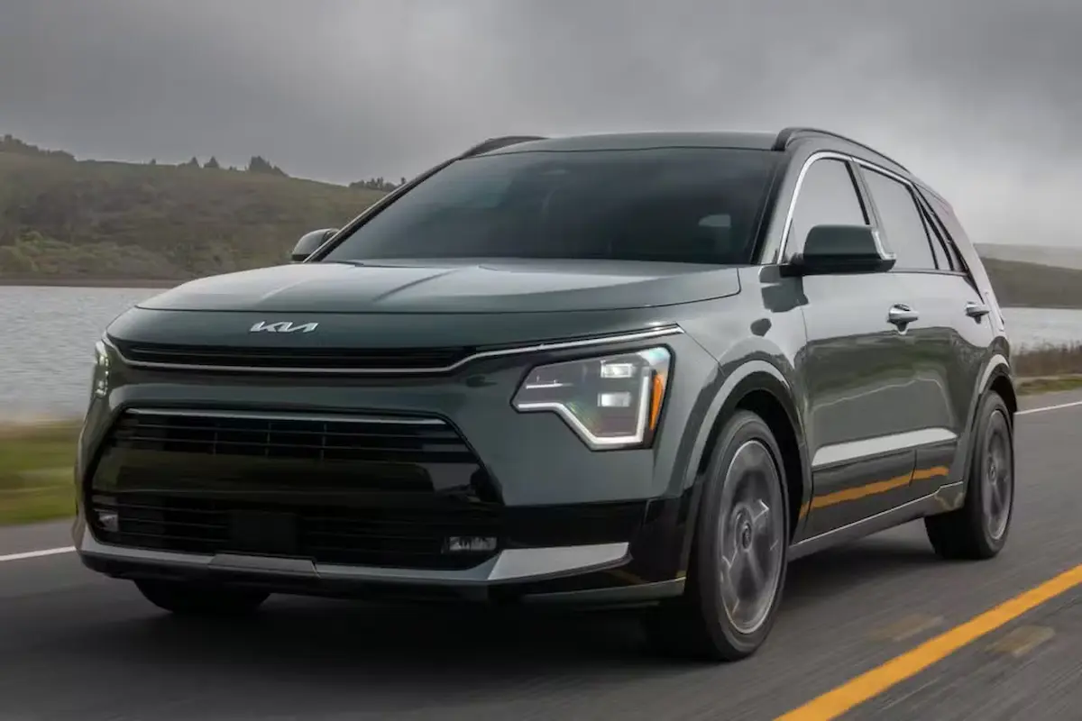 Kia Niro SX Prestige 2023 híbrido em estrada, versão topo de linha com itens de conforto e tecnologia.