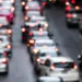 Trânsito intenso com carros parados em congestionamento urbano.