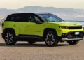 Novo Jeep Compass verde em destaque mostrando o design atualizado do SUV e a nova plataforma STLA Medium.