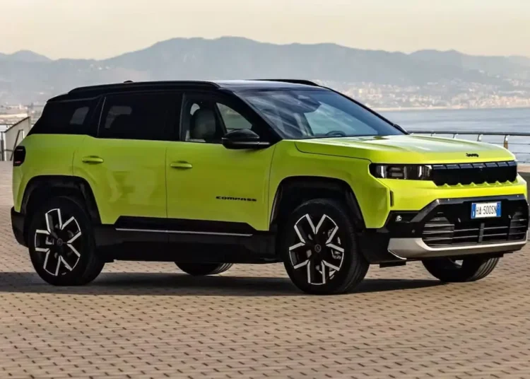 Novo Jeep Compass verde em destaque mostrando o design atualizado do SUV e a nova plataforma STLA Medium.