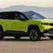 Novo Jeep Compass verde em destaque mostrando o design atualizado do SUV e a nova plataforma STLA Medium.