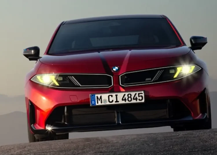 BMW esportivo vermelho com faróis acesos em destaque frontal.