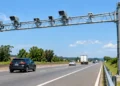 Radares eletrônicos instalados em uma rodovia movimentada.