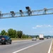 Radares eletrônicos instalados em uma rodovia movimentada.