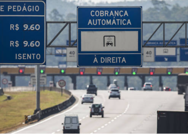 Pedágio rodoviário com cobrança automática e tarifa de R$9,60 em destaque.