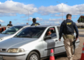 Fiscalização rodoviária da PRF aborda veículos em operação em rodovia.