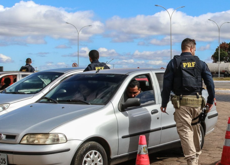 Fiscalização rodoviária da PRF aborda veículos em operação em rodovia.
