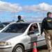 Fiscalização rodoviária da PRF aborda veículos em operação em rodovia.