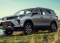 Toyota SW4 prata em destaque em paisagem natural ao pôr do sol.