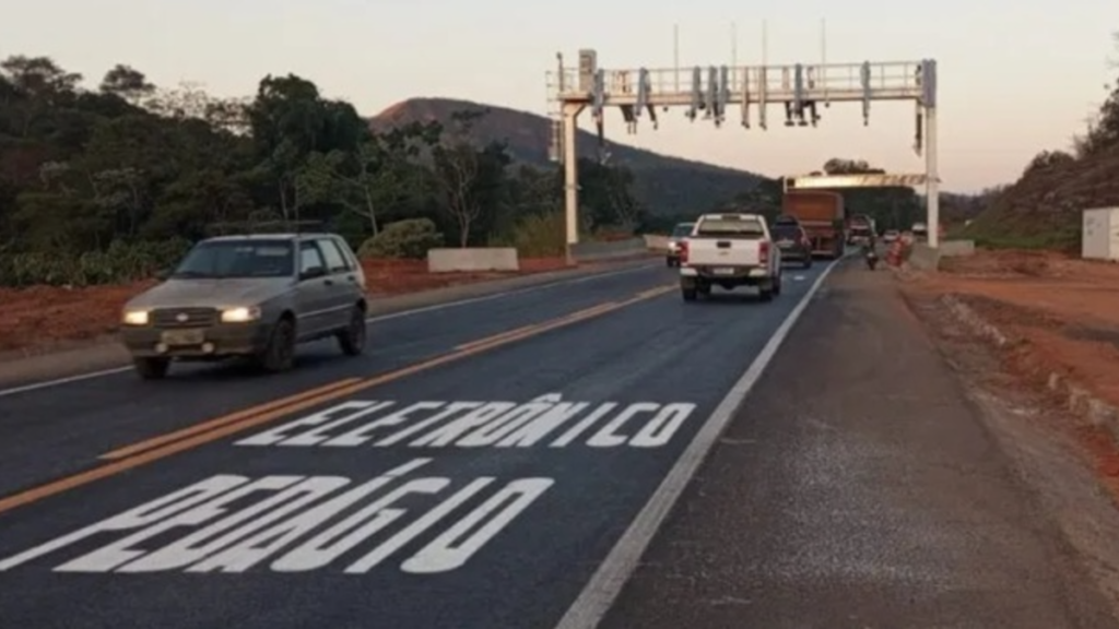 Pedágio eletrônico em rodovia brasileira.
