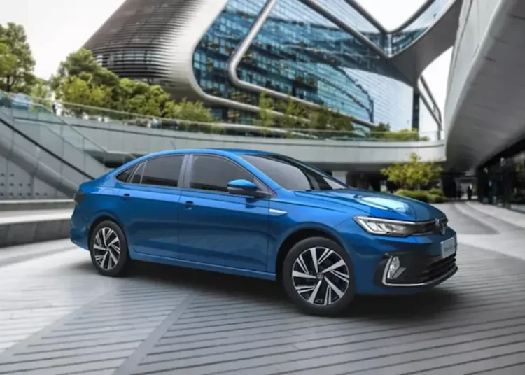Volkswagen Virtus azul que terá produção transferida para São Bernardo do Campo em 2027.