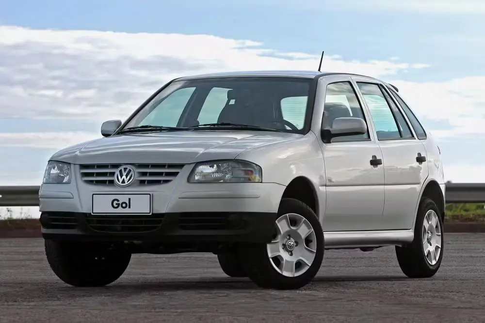 Volkswagen Gol 1.0 Flex 2005 branco em destaque como opção de carro usado na faixa de preço do iPhone Duo.