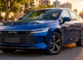 Imagem ilustrativa de sedã BYD King GS azul estacionado em rua urbana ao pôr do sol, representando os carros chineses híbridos usados