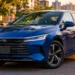 Imagem ilustrativa de sedã BYD King GS azul estacionado em rua urbana ao pôr do sol, representando os carros chineses híbridos usados