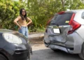 Colisão traseira entre veículos após possível freada brusca sem sinalização no trânsito.