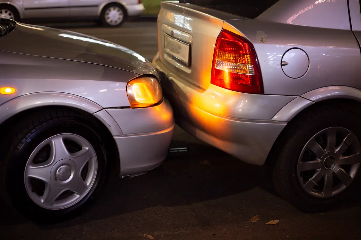 Veículos envolvidos em colisão traseira causada por possível redução brusca de velocidade no trânsito.