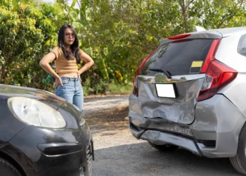 Colisão traseira entre veículos após possível freada brusca sem sinalização no trânsito.