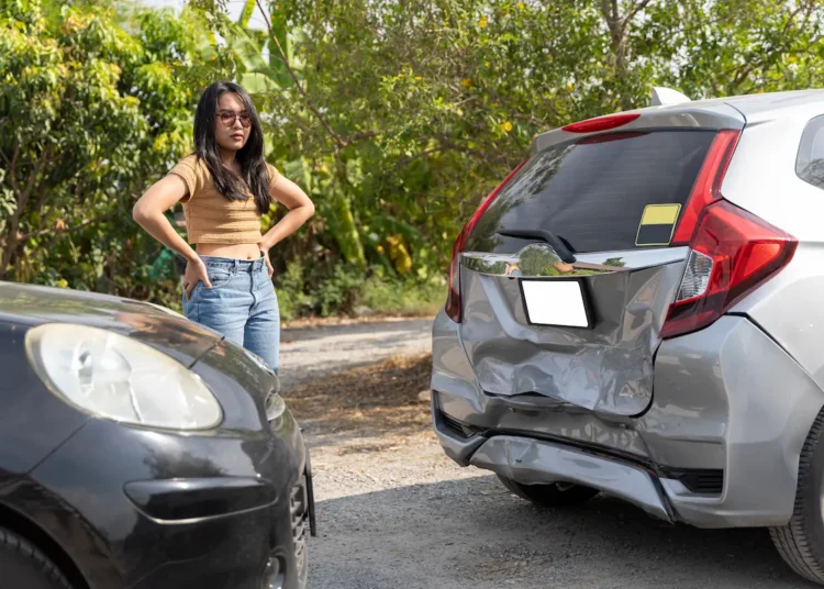 Colisão traseira entre veículos após possível freada brusca sem sinalização no trânsito.