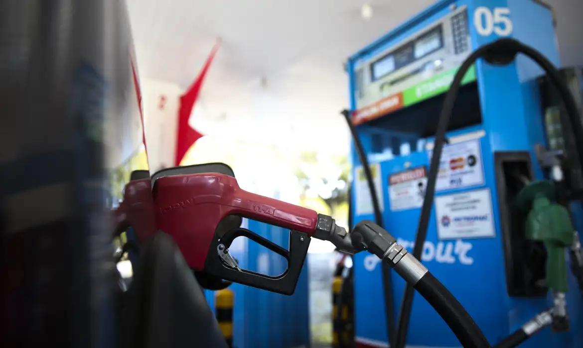 Bomba de combustível em posto representando aumento de etanol na gasolina brasileira.
