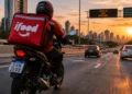 Entregador de aplicativo em motocicleta representa o programa Move Brasil para renovação de frota.