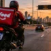 Entregador de aplicativo em motocicleta representa o programa Move Brasil para renovação de frota.
