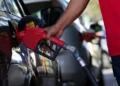Abastecimento de veículo com gasolina em posto de combustível.