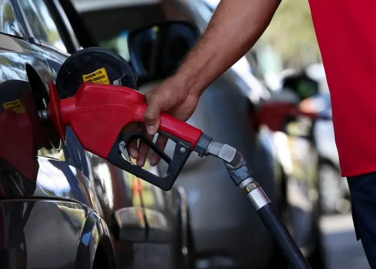 Abastecimento de veículo com gasolina em posto de combustível.