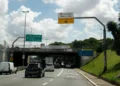 Ponte das Bandeiras na Marginal Tietê em São Paulo com radar de fiscalização de trânsito.