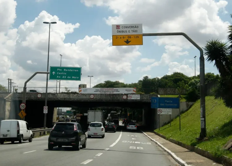 Ponte das Bandeiras na Marginal Tietê em São Paulo com radar de fiscalização de trânsito.
