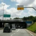 Ponte das Bandeiras na Marginal Tietê em São Paulo com radar de fiscalização de trânsito.