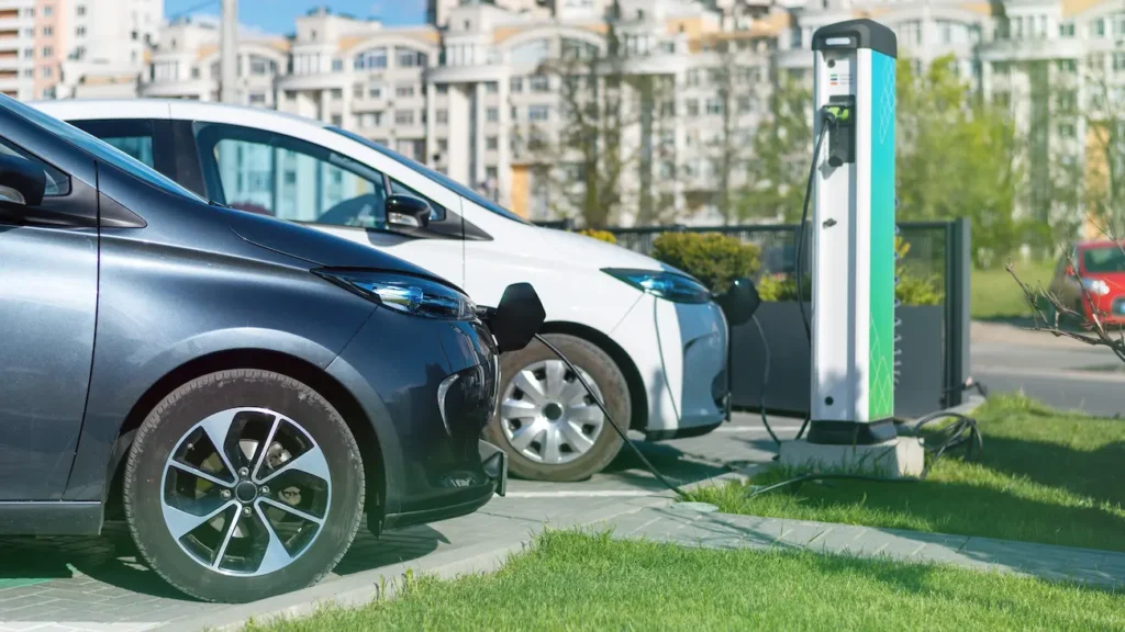 Carros elétricos conectados a estação de recarga representam avanço dos veículos eletrificados no Brasil.