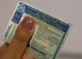 Carteira Nacional de Habilitação (CNH) segurada por motorista representa o uso do documento como identificação nas Eleições 2026.