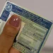 Carteira Nacional de Habilitação (CNH) segurada por motorista representa o uso do documento como identificação nas Eleições 2026.