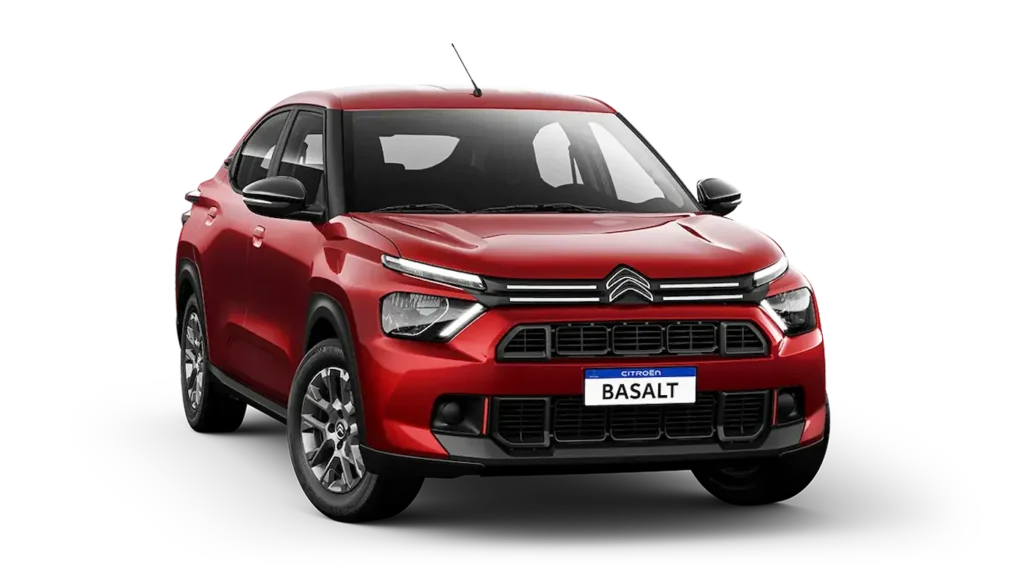 Citroën Basalt vermelho visto de frente e de lado, com destaque para a grade e os faróis.