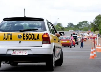 Carro de autoescola realizando teste prático no Brasil.