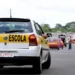 Carro de autoescola realizando teste prático no Brasil.