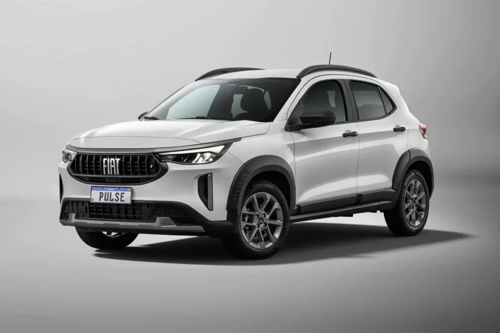Fiat Pulse branco visto de frente e de lado, com barras de teto e detalhes pretos na carroceria.