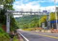 Pórtico de pedágio eletrônico free flow instalado em rodovia.