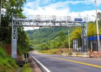 Pórtico de pedágio eletrônico free flow instalado em rodovia.