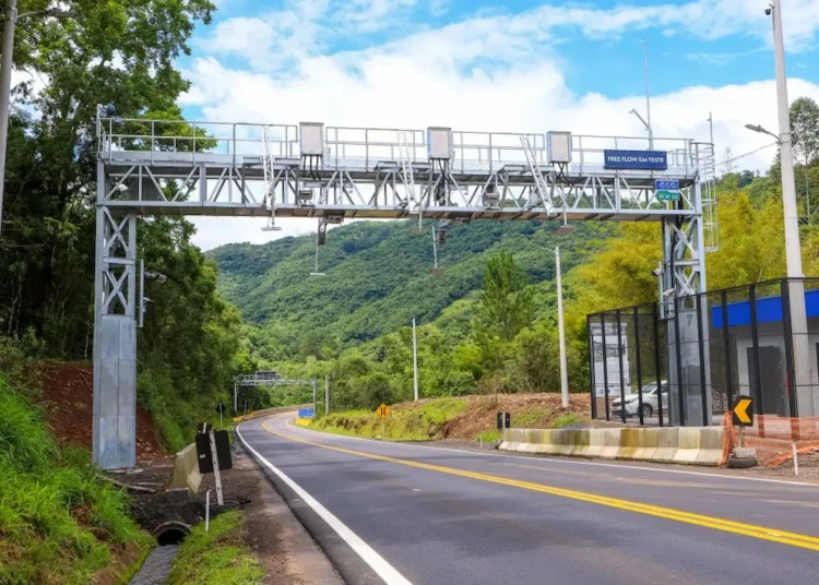 Pórtico de pedágio eletrônico free flow instalado em rodovia.