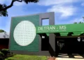 Fachada do Detran-MS em Mato Grosso do Sul, órgão responsável pelos processos de habilitação e pela defesa contra suspensão da CNH.