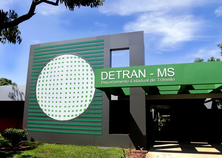 Fachada do Detran-MS em Mato Grosso do Sul, órgão responsável pelos processos de habilitação e pela defesa contra suspensão da CNH.