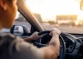 Motorista ao volante representando as diferentes categorias da CNH para condução de veículos.