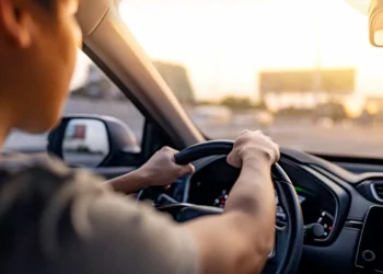 Motorista ao volante representando as diferentes categorias da CNH para condução de veículos.