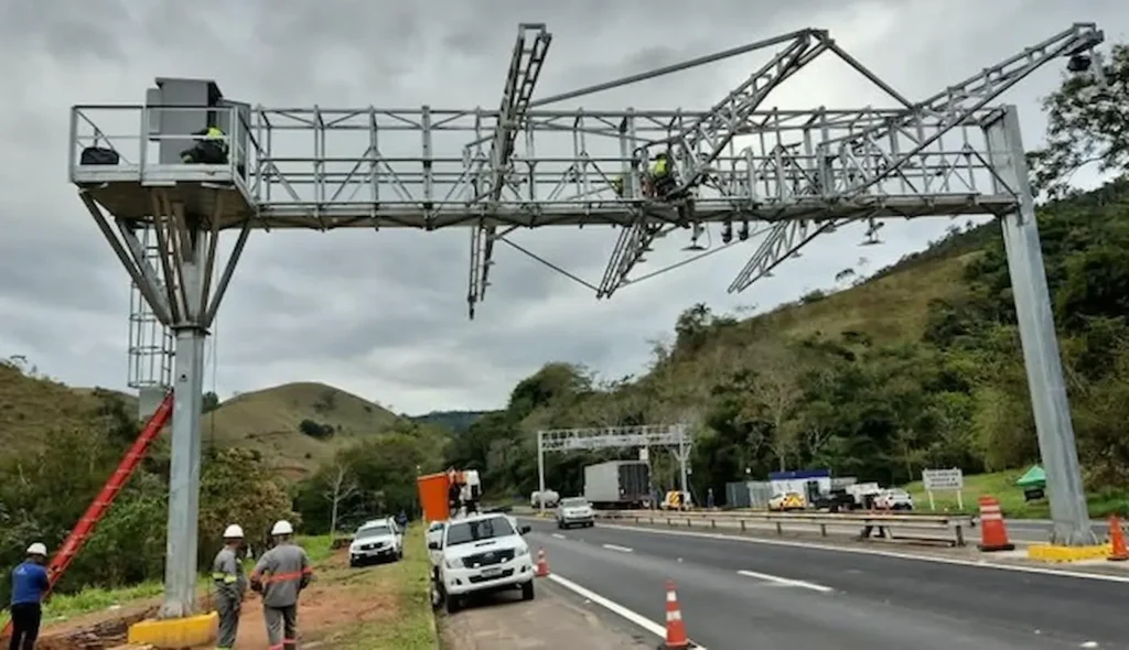 Estrutura de pedágio eletrônico free flow instalada sobre rodovia.