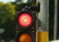 Semáforo de trânsito com a luz vermelha acesa em uma rua